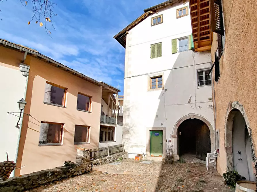 Immagine 2 di Palazzo in vendita  in Pinzoner Straße - Via Pinzano a Montagna .Montan.