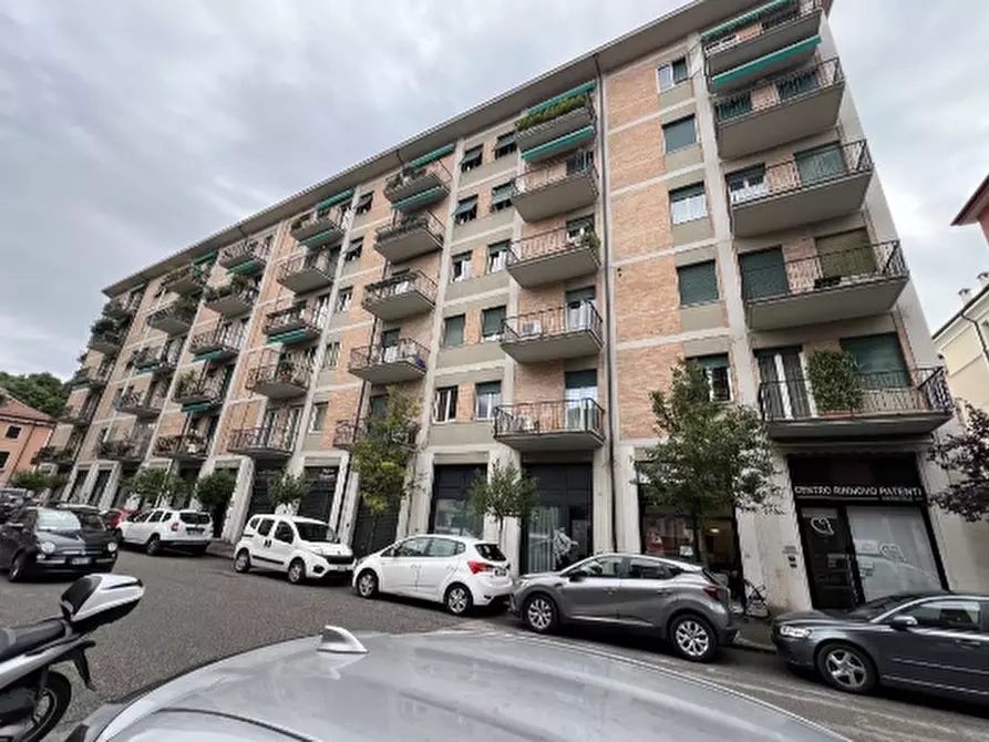 Immagine 2 di Negozio in vendita  in VIA CEFALONIA 9 a Verona