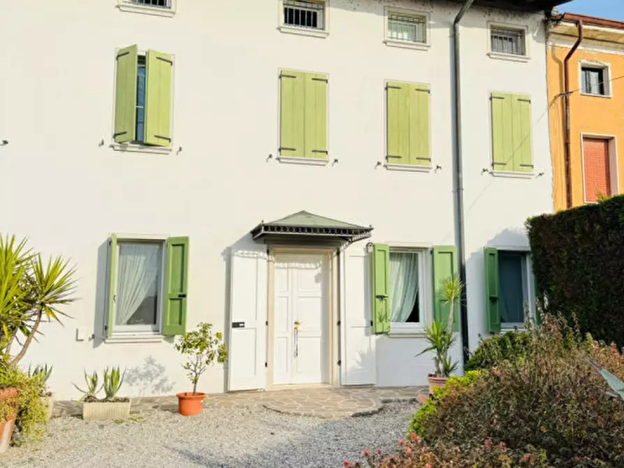 Immagine 2 di Casa trifamiliare in vendita  a Castel Goffredo