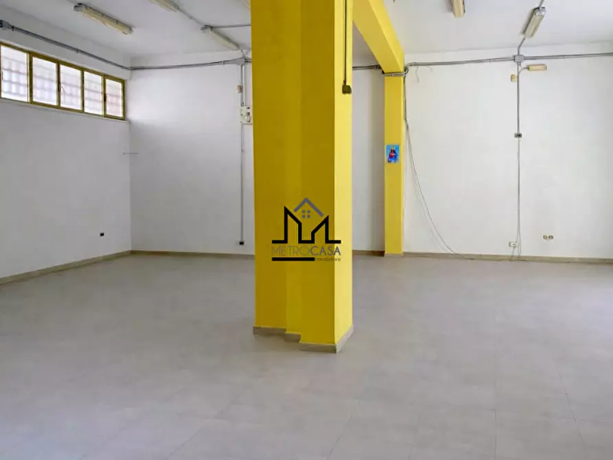 Immagine 11 di Negozio in affitto  a Palermo