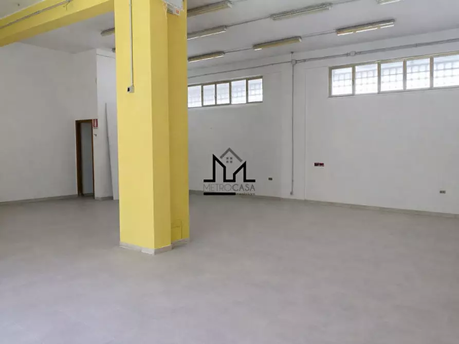 Immagine 12 di Negozio in affitto  a Palermo