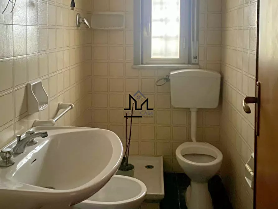 Immagine 15 di Negozio in affitto  a Palermo