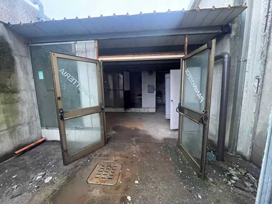 Immagine 15 di Laboratorio in affitto  a Calcinato