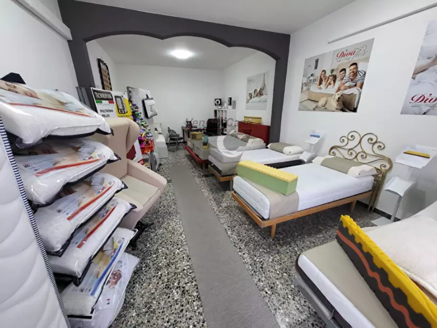 Immagine 1 di Negozio in affitto  a Pianiga