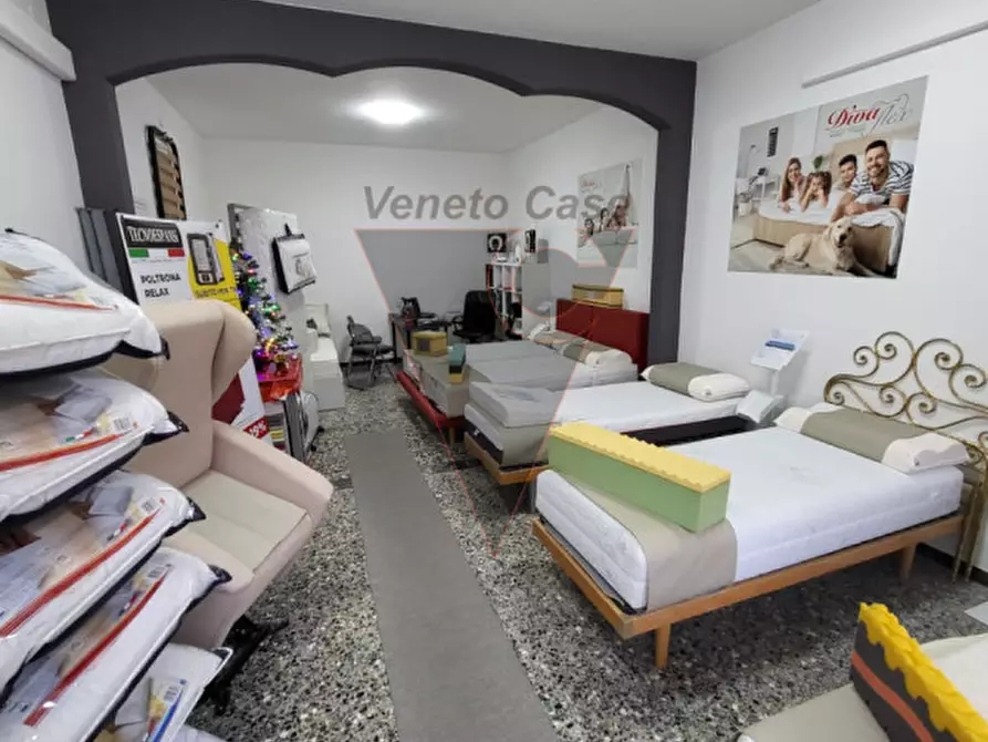Immagine 2 di Negozio in affitto  a Pianiga