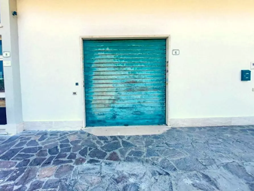 Immagine 1 di Negozio in vendita  in Via delle Sterlizie, N. 4-6 a Nettuno