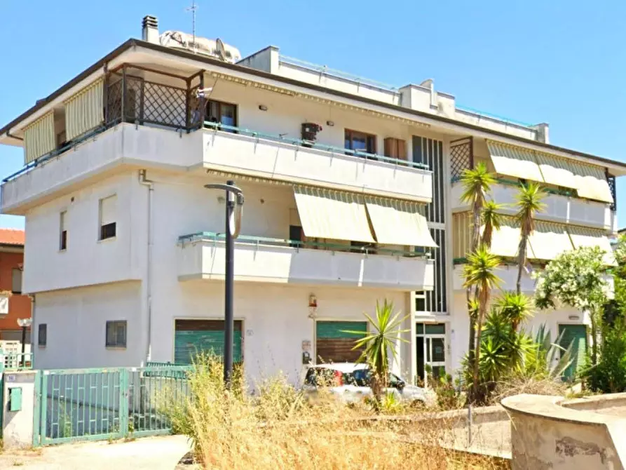 Immagine 2 di Negozio in vendita  in Via delle Sterlizie, N. 4-6 a Nettuno