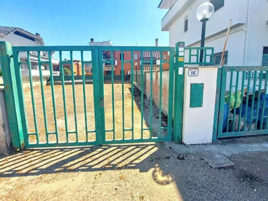 Immagine 3 di Negozio in vendita  in Via delle Sterlizie, N. 4-6 a Nettuno