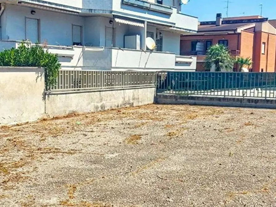 Immagine 4 di Negozio in vendita  in Via delle Sterlizie, N. 4-6 a Nettuno