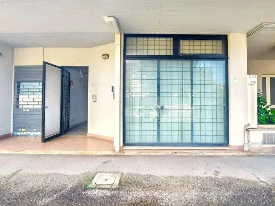 Immagine 3 di Negozio in vendita  in Via Antonio Salieri, N. 62 a Aprilia
