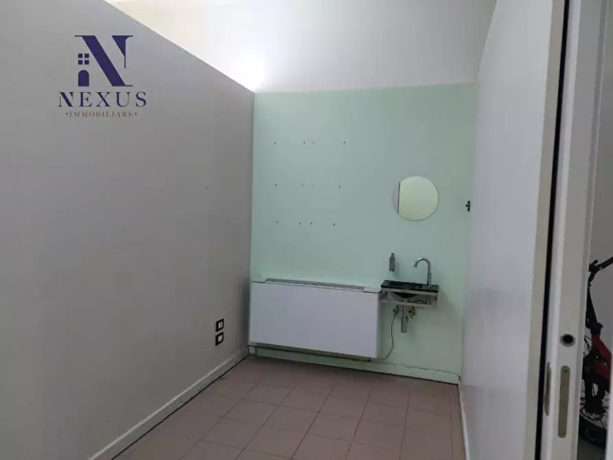 Immagine 5 di Negozio in affitto  in Via Indipendenza a Fano