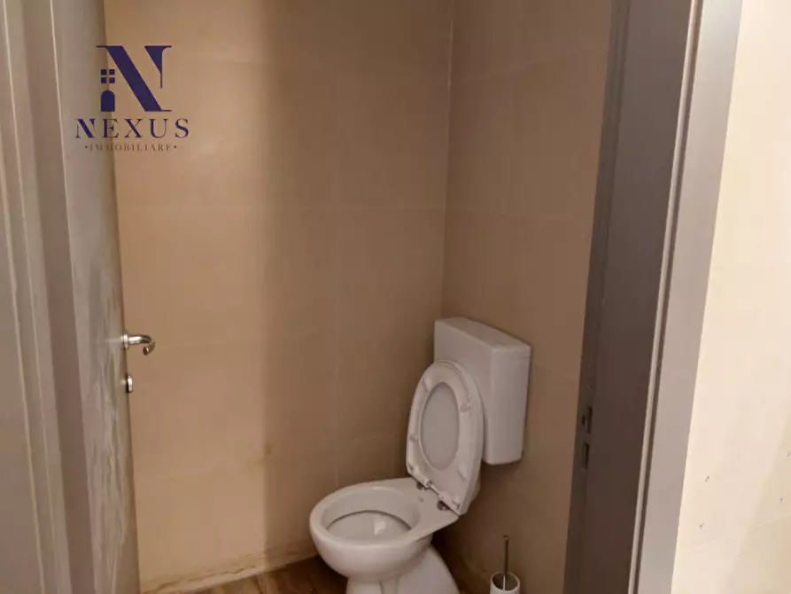 Immagine 14 di Negozio in affitto  in Via Indipendenza a Fano