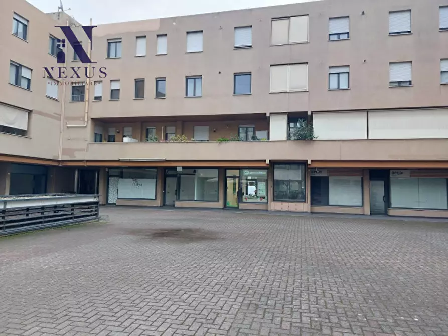 Immagine 17 di Negozio in affitto  in Via Indipendenza a Fano