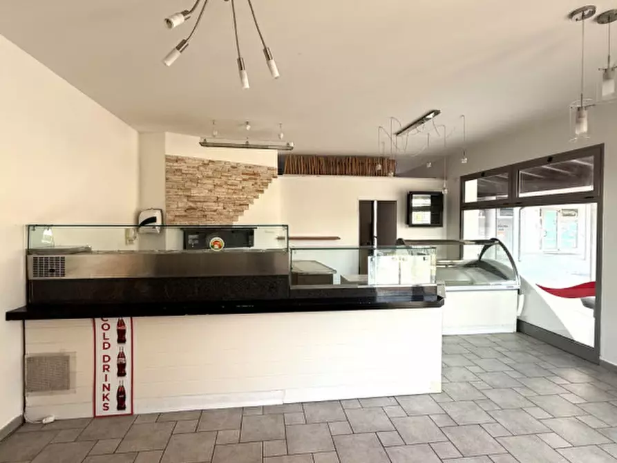 Immagine 2 di Negozio in affitto  in Via Curtatone a Rovigo