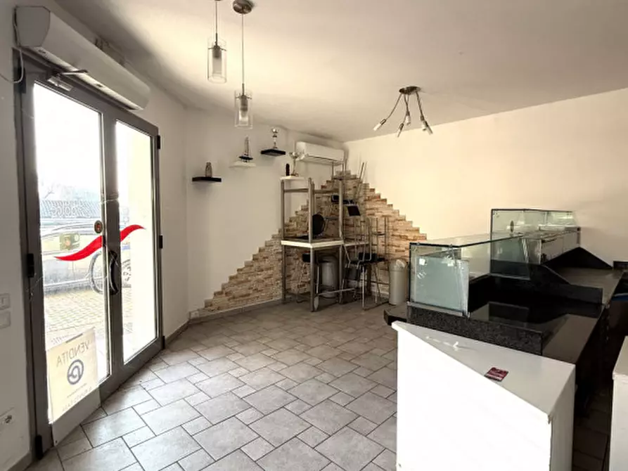 Immagine 3 di Negozio in affitto  in Via Curtatone a Rovigo