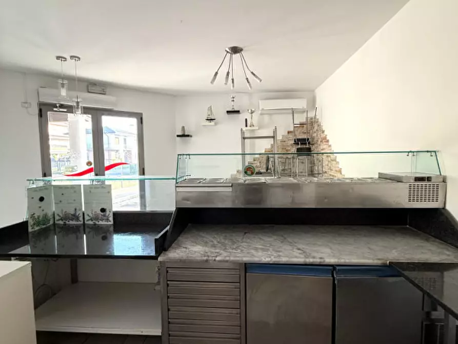 Immagine 9 di Negozio in affitto  in Via Curtatone a Rovigo