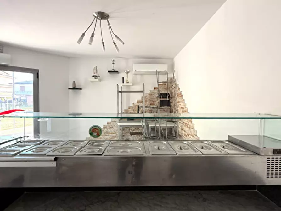 Immagine 10 di Negozio in affitto  in Via Curtatone a Rovigo