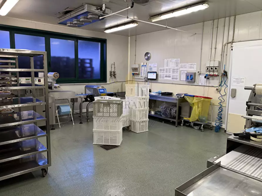 Immagine 13 di Capannone industriale in vendita  in INVESTIMENTO IMMOBILIARE DI ALTO LIVELLO – PADOVA CENTRO STORICO RIF. 1627 a Padova