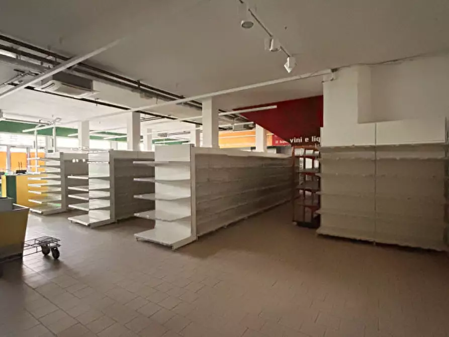 Immagine 6 di Negozio in affitto  a Carpi