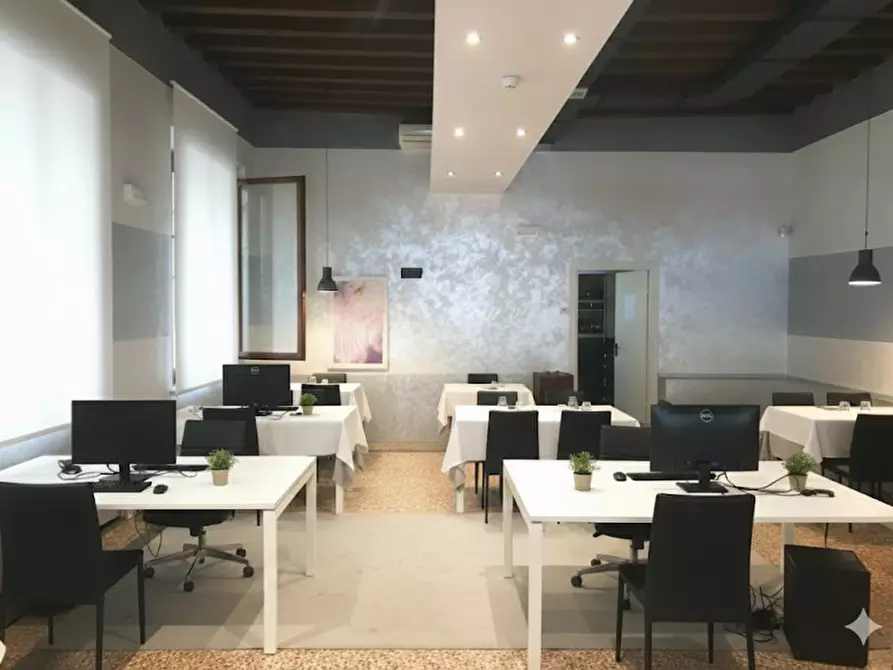 Immagine 1 di Attività commerciale in vendita  in Piazza Rossi a Thiene