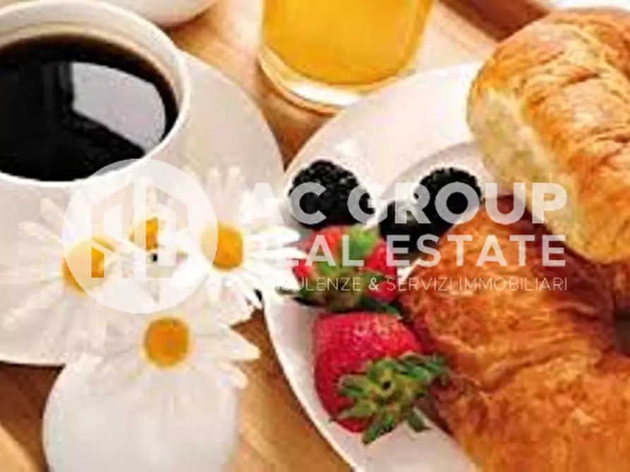 Immagine 1 di Attività commerciale in vendita  in C.so Italia a Saronno