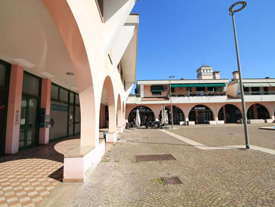 Immagine 1 di Negozio in vendita  in Viale Colli Euganei a Battaglia Terme