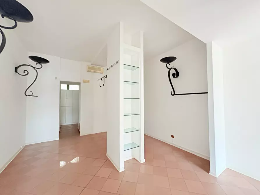 Immagine 8 di Negozio in vendita  in Viale Colli Euganei a Battaglia Terme