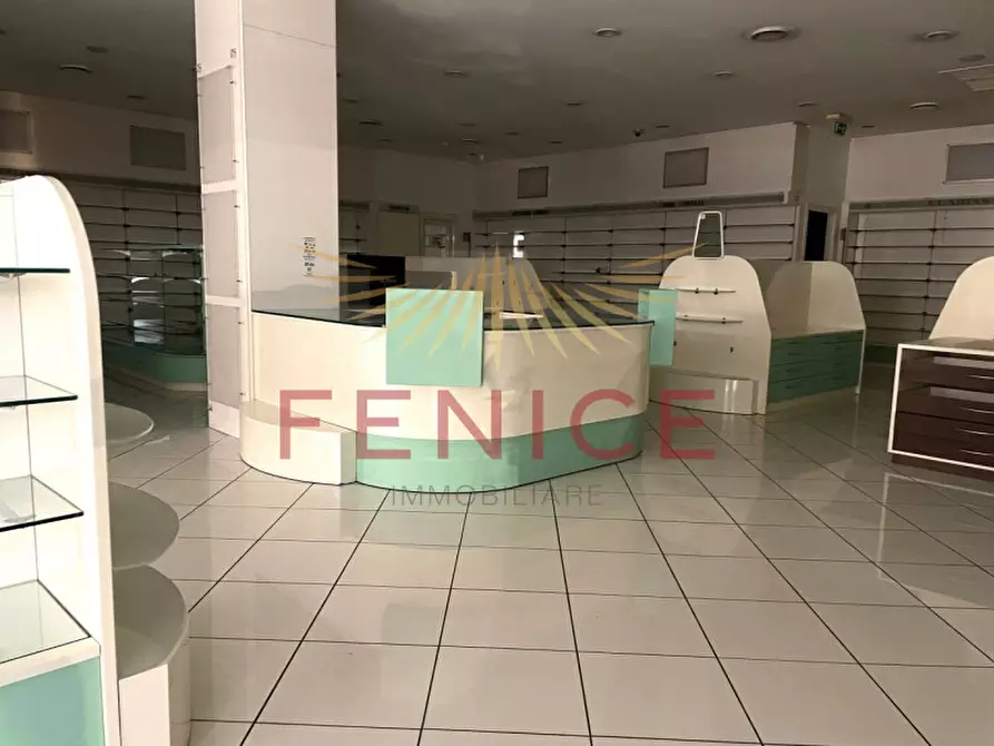 Immagine 2 di Negozio in vendita  in via castellana a Paese
