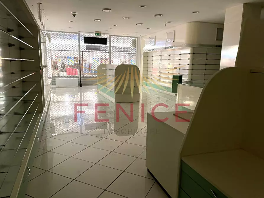 Immagine 4 di Negozio in vendita  in via castellana a Paese