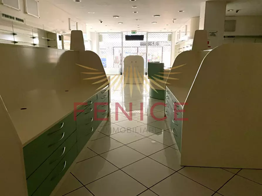 Immagine 5 di Negozio in vendita  in via castellana a Paese