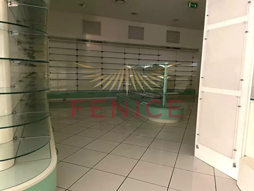 Immagine 7 di Negozio in vendita  in via castellana a Paese