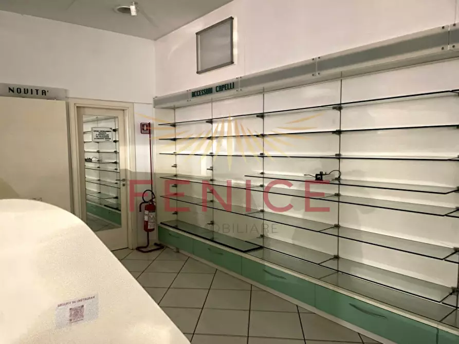 Immagine 9 di Negozio in vendita  in via castellana a Paese
