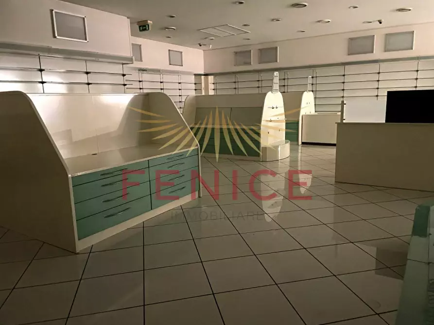 Immagine 10 di Negozio in vendita  in via castellana a Paese