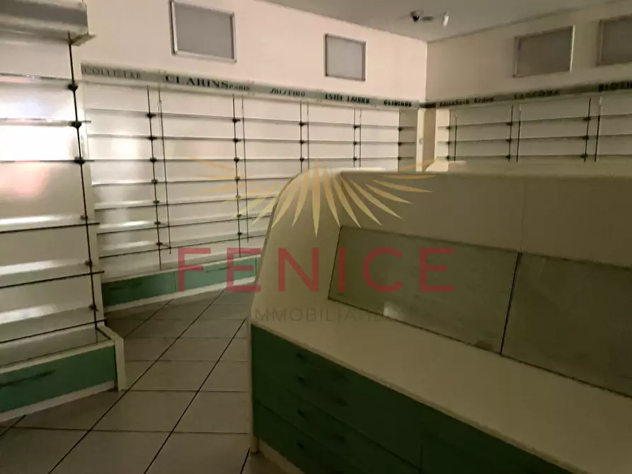 Immagine 11 di Negozio in vendita  in via castellana a Paese