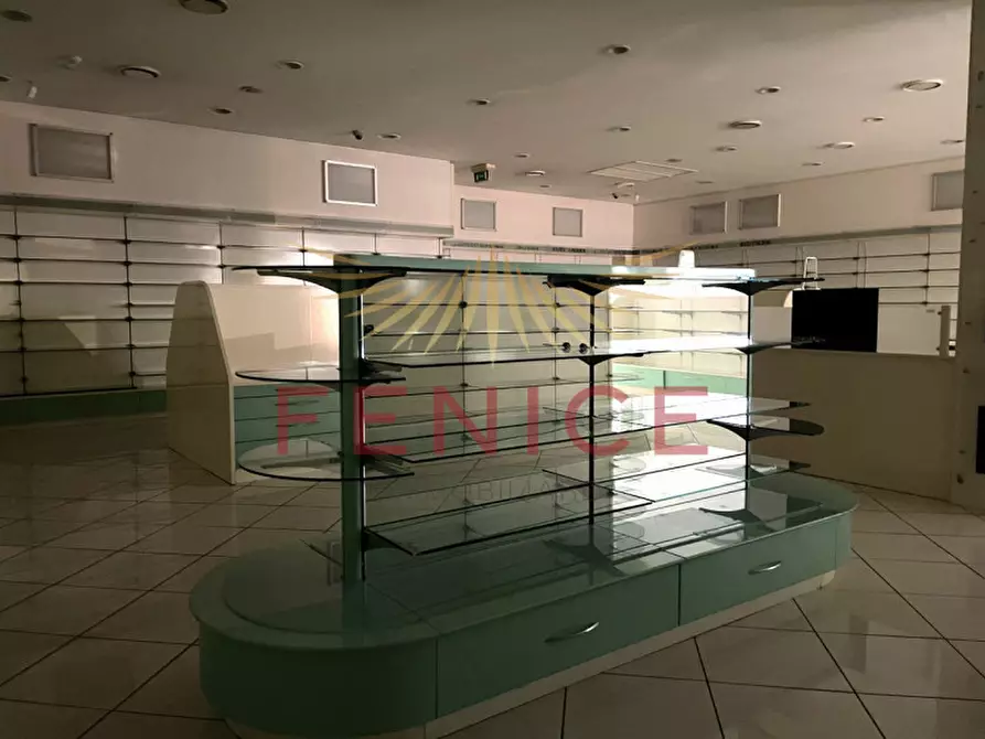 Immagine 12 di Negozio in vendita  in via castellana a Paese