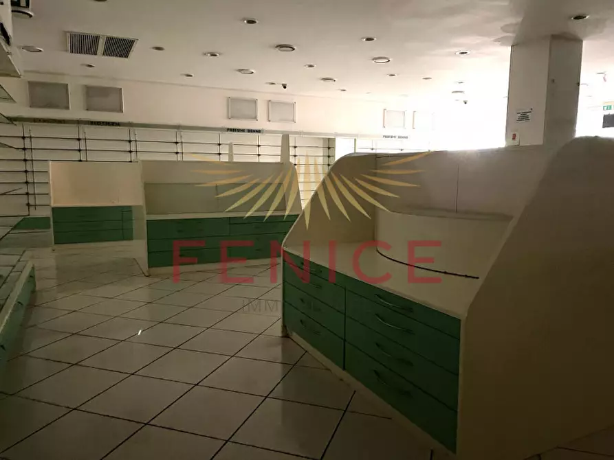 Immagine 13 di Negozio in vendita  in via castellana a Paese