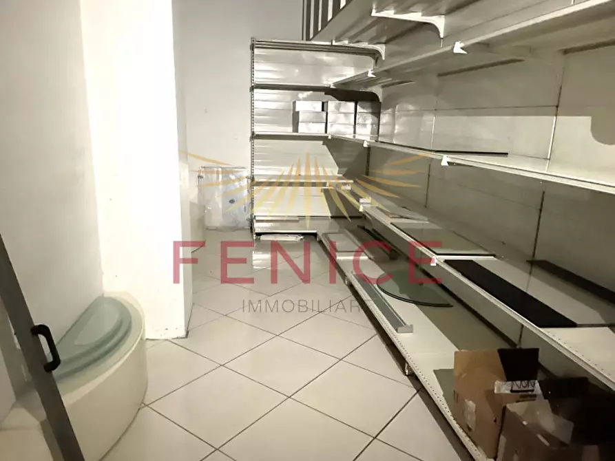 Immagine 14 di Negozio in vendita  in via castellana a Paese