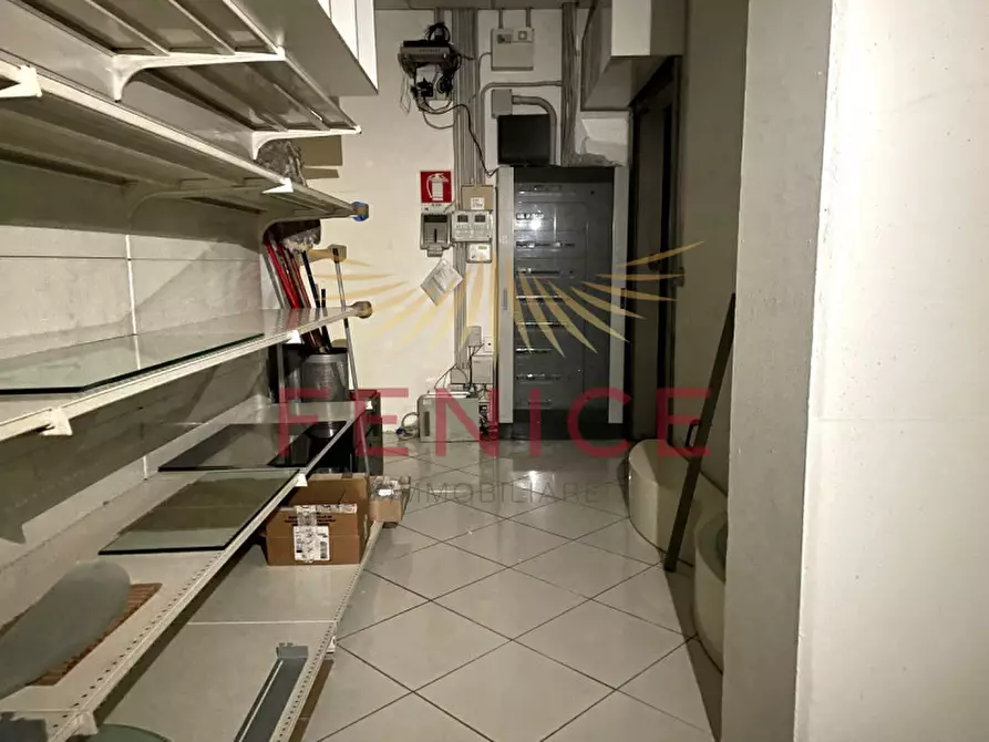Immagine 15 di Negozio in vendita  in via castellana a Paese