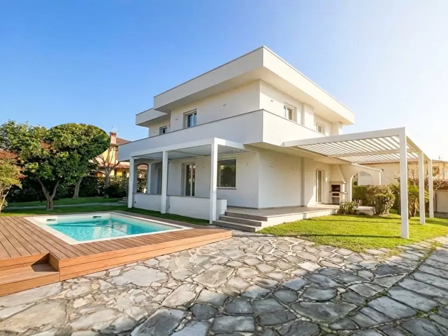 Immagine 1 di Villa in vendita  in via Donatello a Forte Dei Marmi