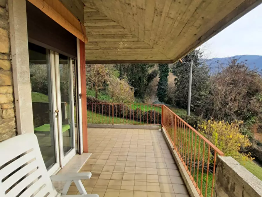 Immagine 2 di Villa in vendita  a Brescia