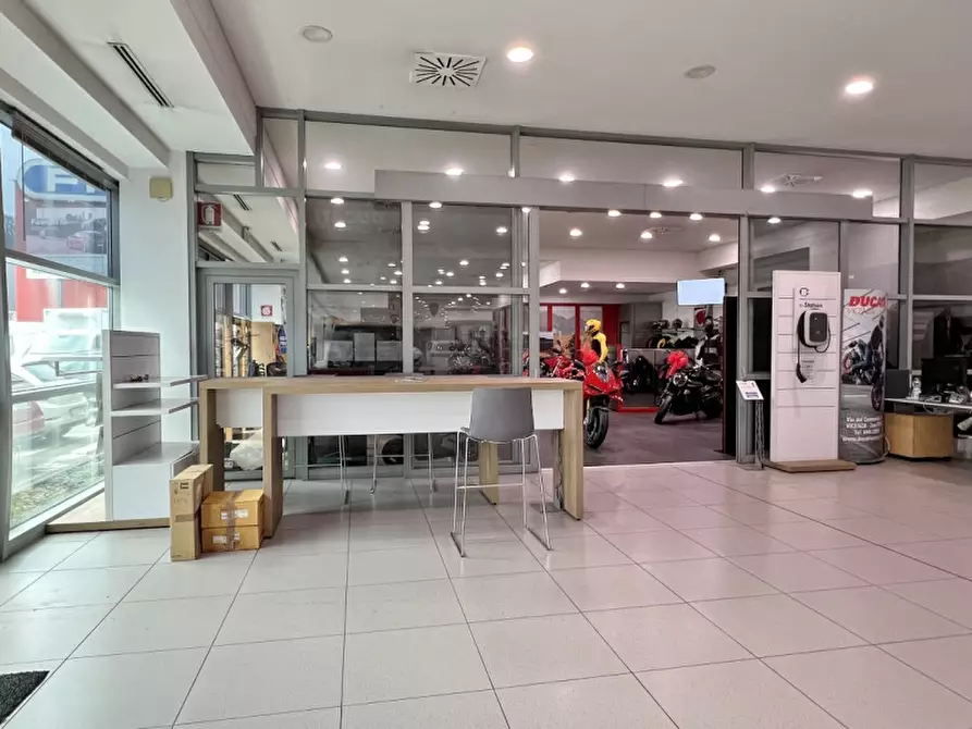 Immagine 2 di Negozio in affitto  in viale della scienza a Vicenza