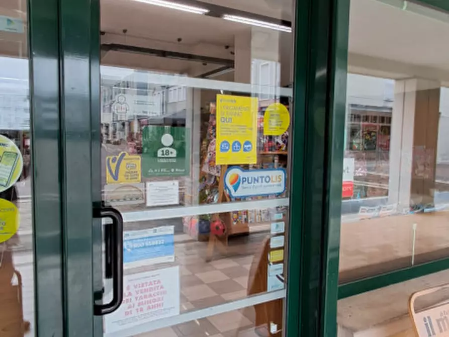 Immagine 15 di Negozio in vendita  a Rubano
