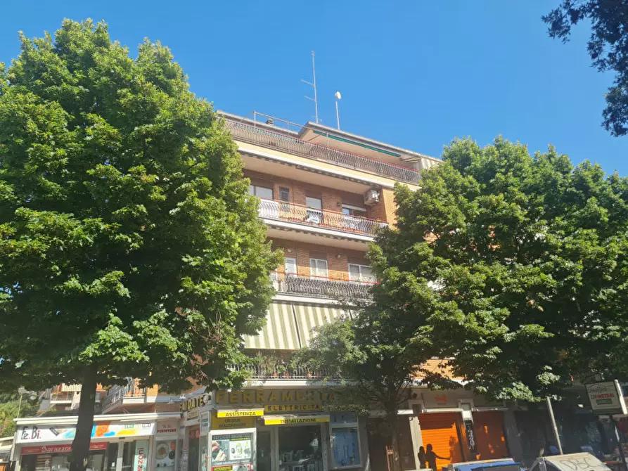 Immagine 1 di Garage in vendita  in Viale dei Colli Portuensi a Roma