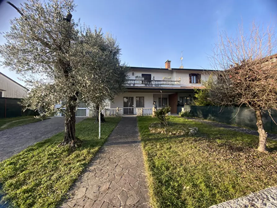 Immagine 2 di Casa bifamiliare in vendita  in Viale Roma a Torri Di Quartesolo