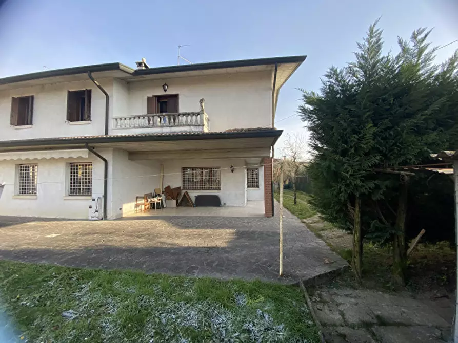 Immagine 7 di Casa bifamiliare in vendita  in Viale Roma a Torri Di Quartesolo