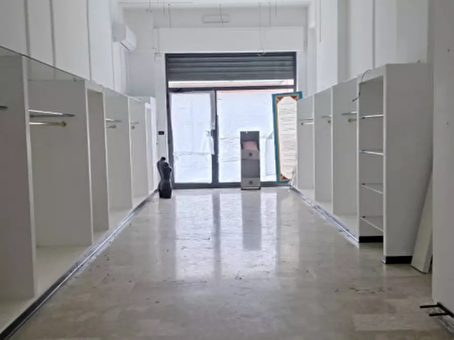 Immagine 2 di Attività commerciale in affitto  in Via Massimiliano Regis a Milazzo