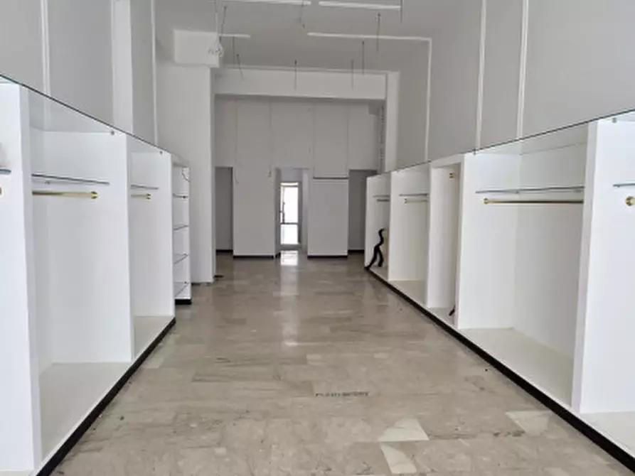 Immagine 3 di Attività commerciale in affitto  in Via Massimiliano Regis a Milazzo