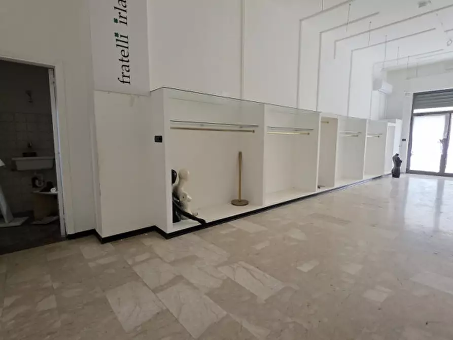 Immagine 6 di Attività commerciale in affitto  in Via Massimiliano Regis a Milazzo