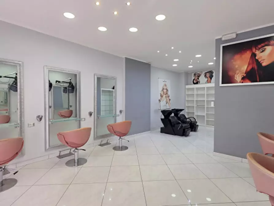 Immagine 5 di Negozio in vendita  in Via Antonino Cumbo Borgia a Milazzo