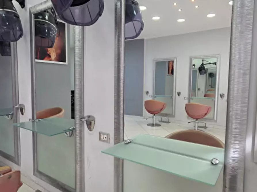 Immagine 8 di Negozio in vendita  in Via Antonino Cumbo Borgia a Milazzo